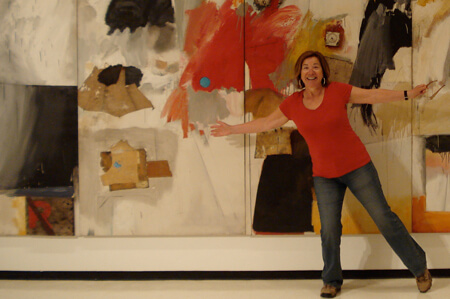 Gerda in front of museum painting